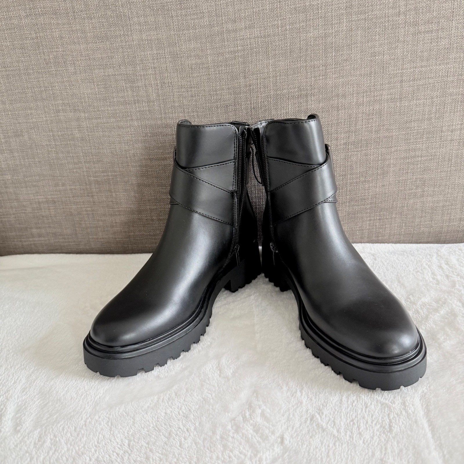 UNISA Black Lug Sole Ankle Boots Moto Buckle Zip Womens Size 6M New