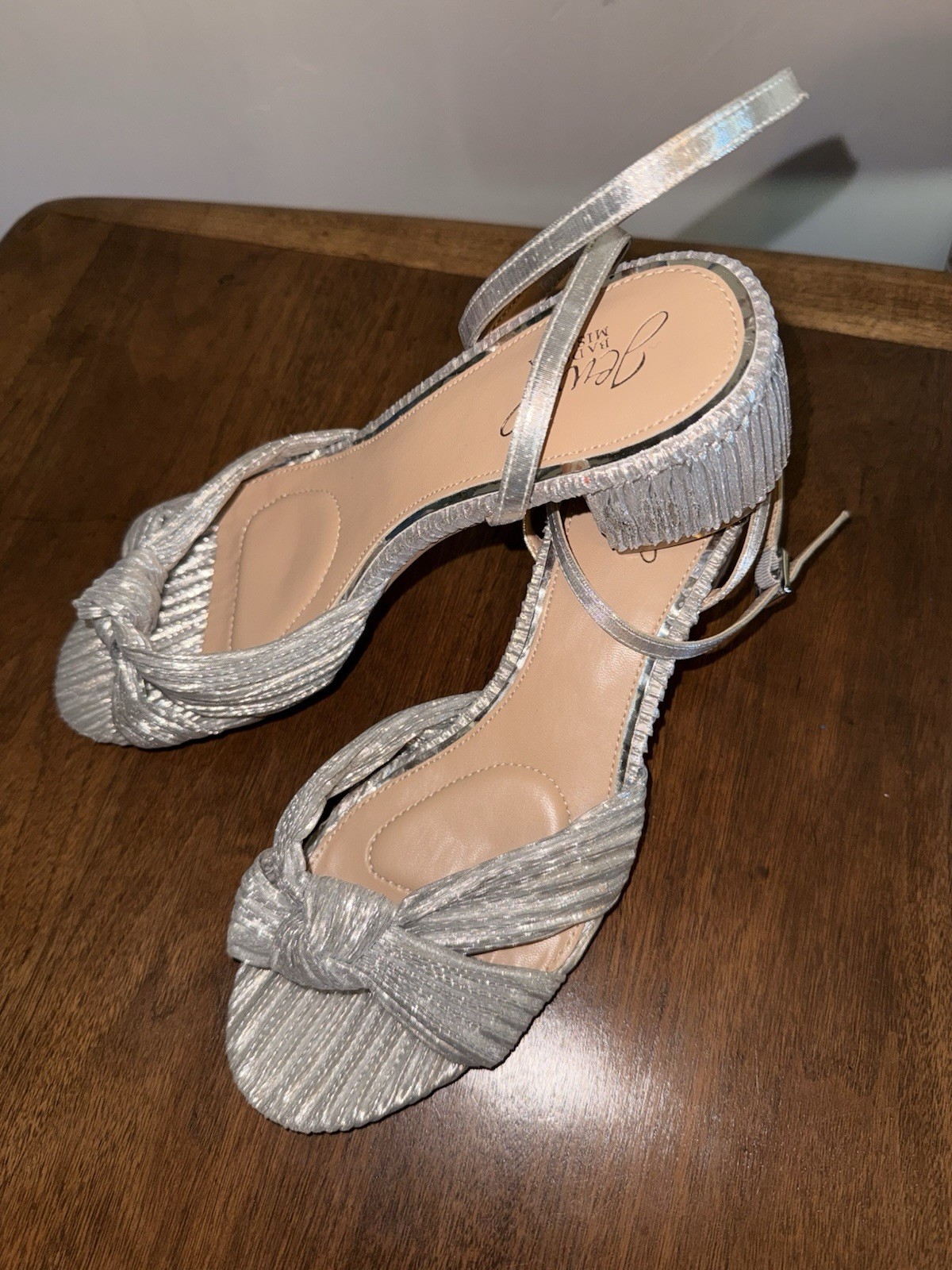 Jewel Badgley Mischka Women’s Silver Strappy Ankle Strap Bow Heels US 9
