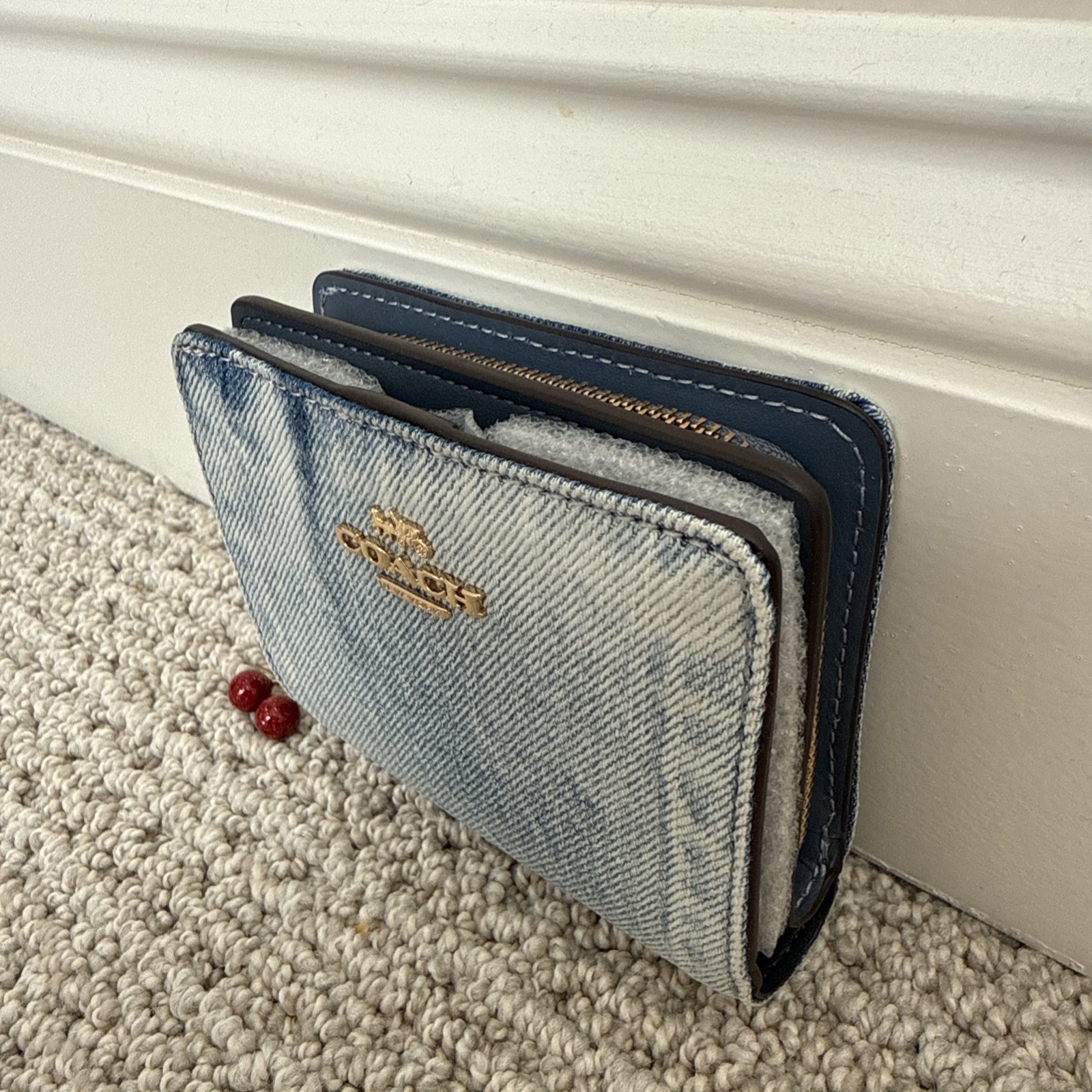 🍒 COACH Snap Wallet In Loved Denim With CHERRIES Charm CEC35 Gold/Light Indigo
