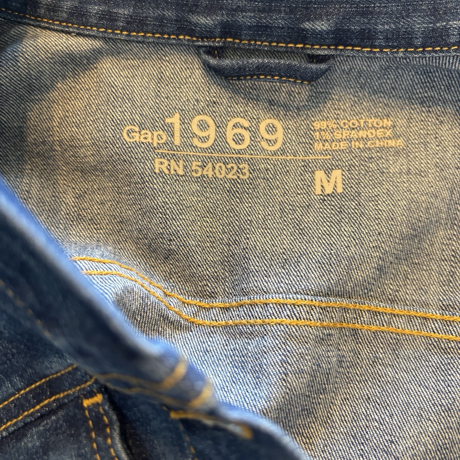 Gap 1969 Icon Denim Jacket Nice Blue Wash Size Medium 99% Cotton 1% Spandex