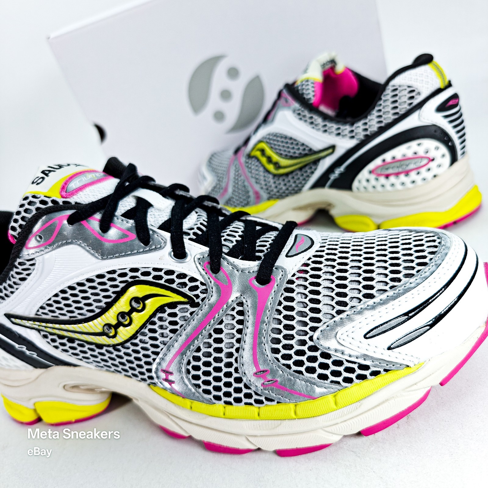 Saucony US 10.5 Mens White Black Pink Yellow Retro Progrid Triupmh S70704 14 New
