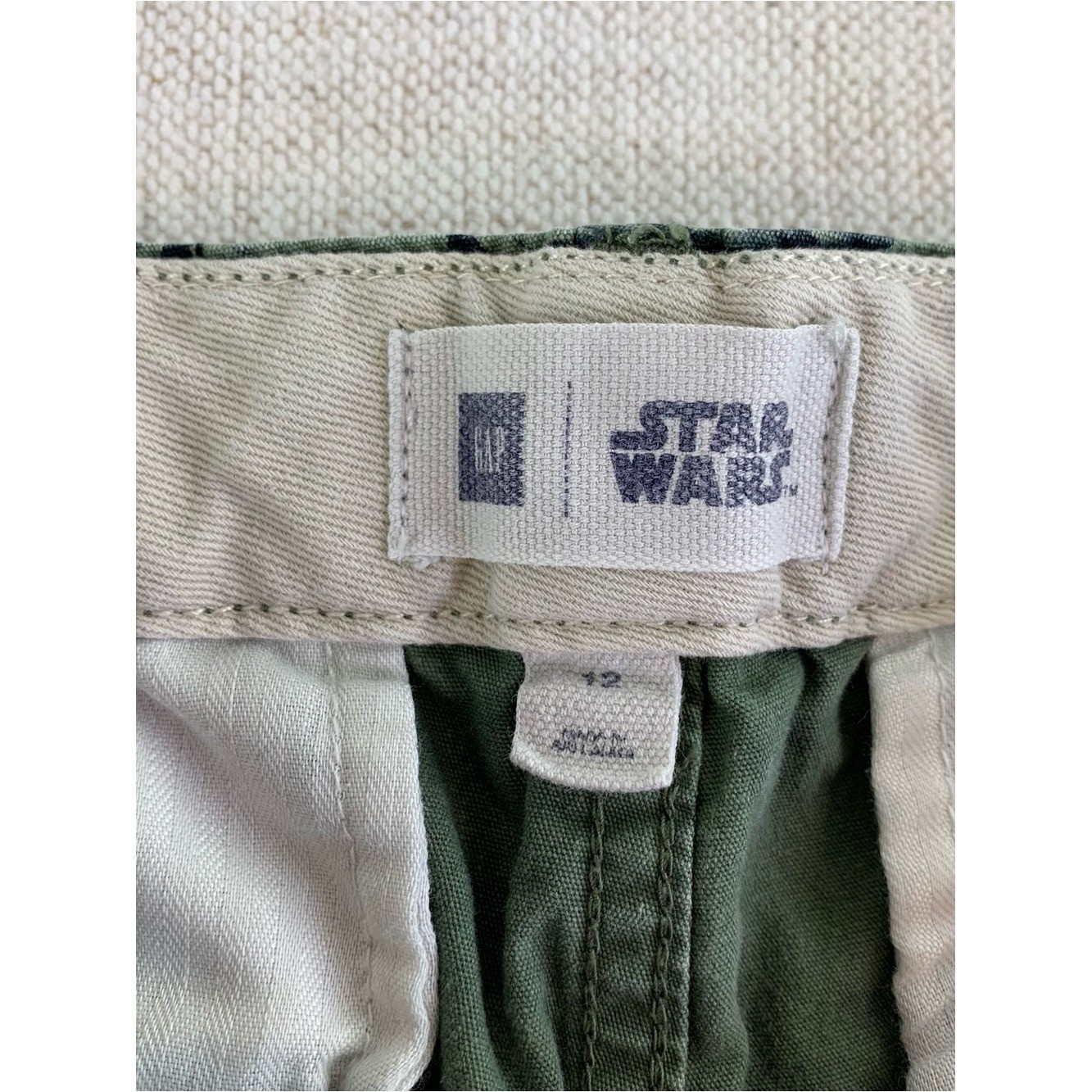 Gap Boy’s Star War printed cargo chino shorts in green black size 12