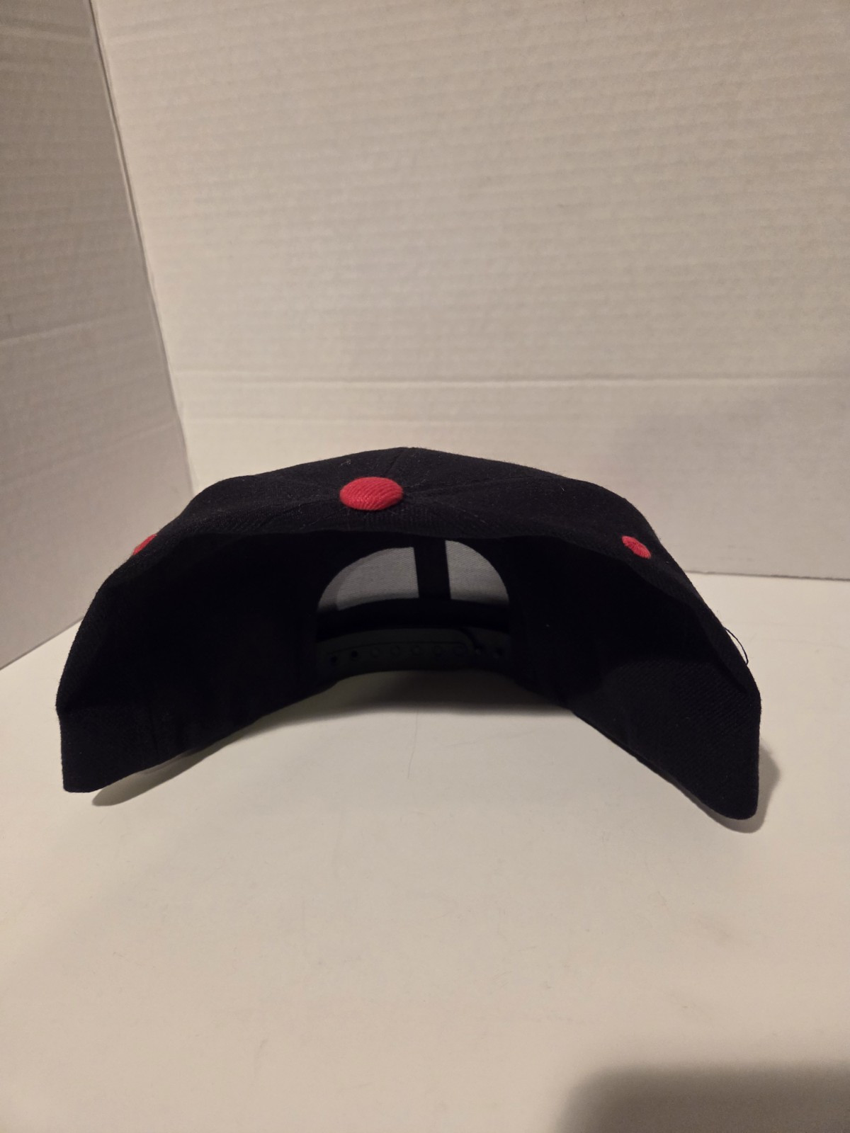 Decky 351 – Blank 2-Tone Snapback Hat, 6 Panel Flat Bill Polyester Black & Red