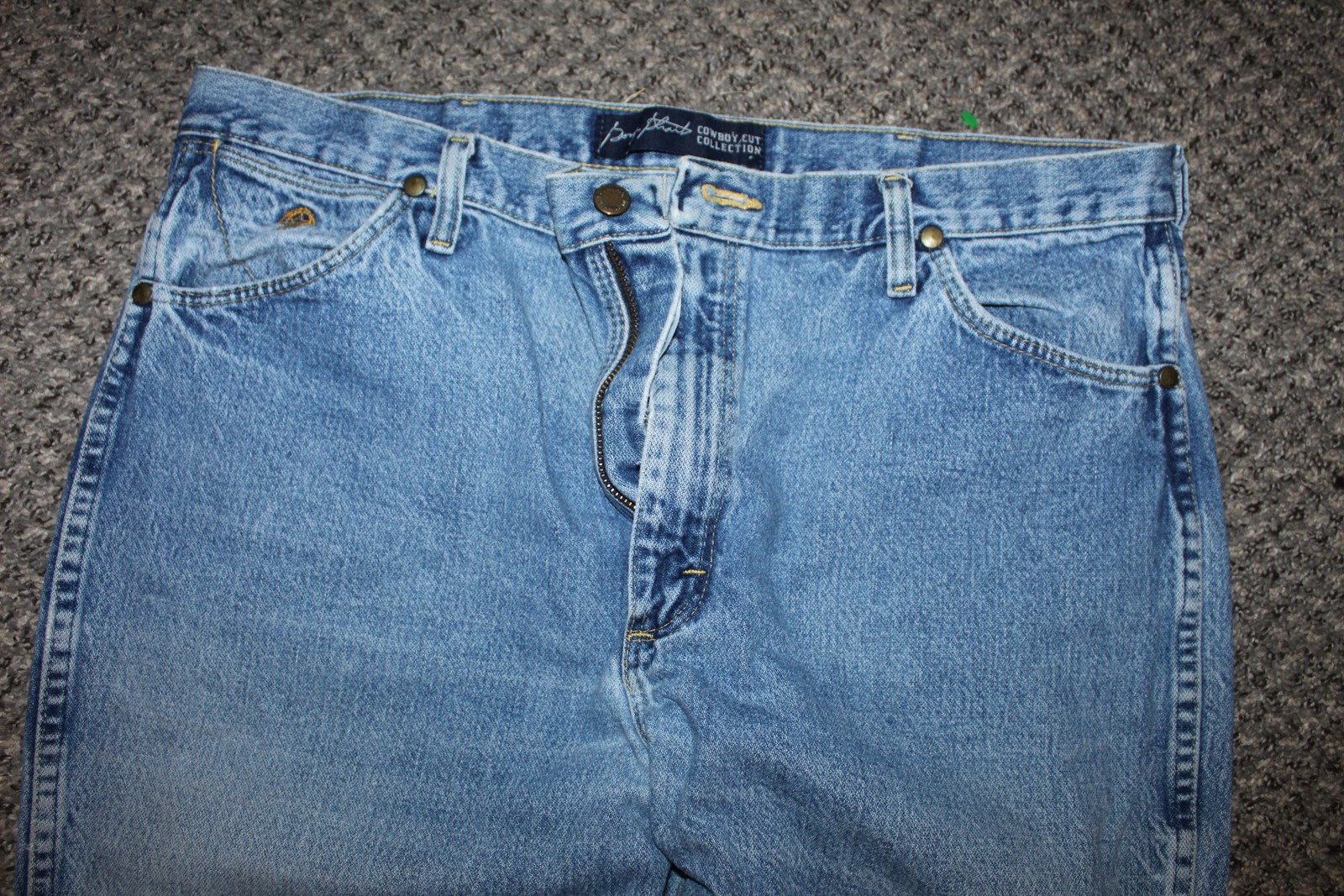 Wrangler Men’s Regular Fit Jeans Light Wash Blue Denim Size 38×32 Zipper Fly