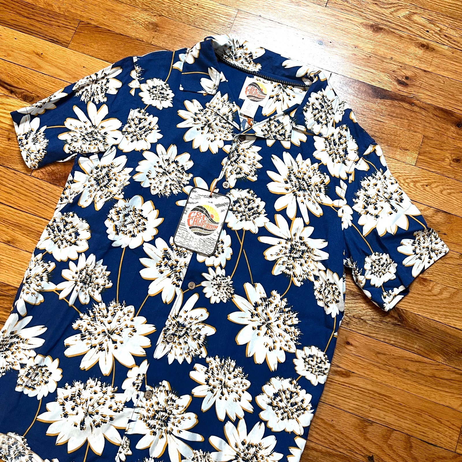 C & C California Short Sleeve Button Down Shirt Floral NWT – Size S – Blue