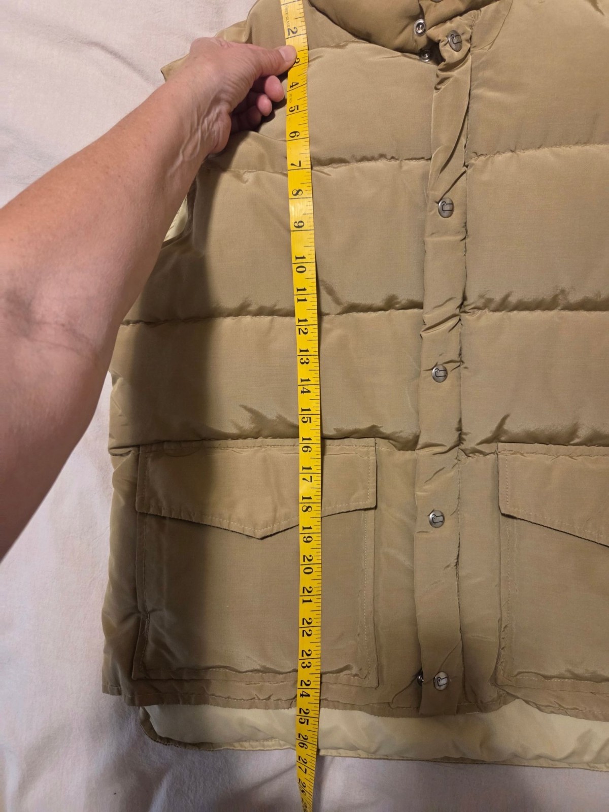 VTG Mens Woolrich Down Puffer Vest M Tan zip/snap Front Cargo Pockets Cabin core