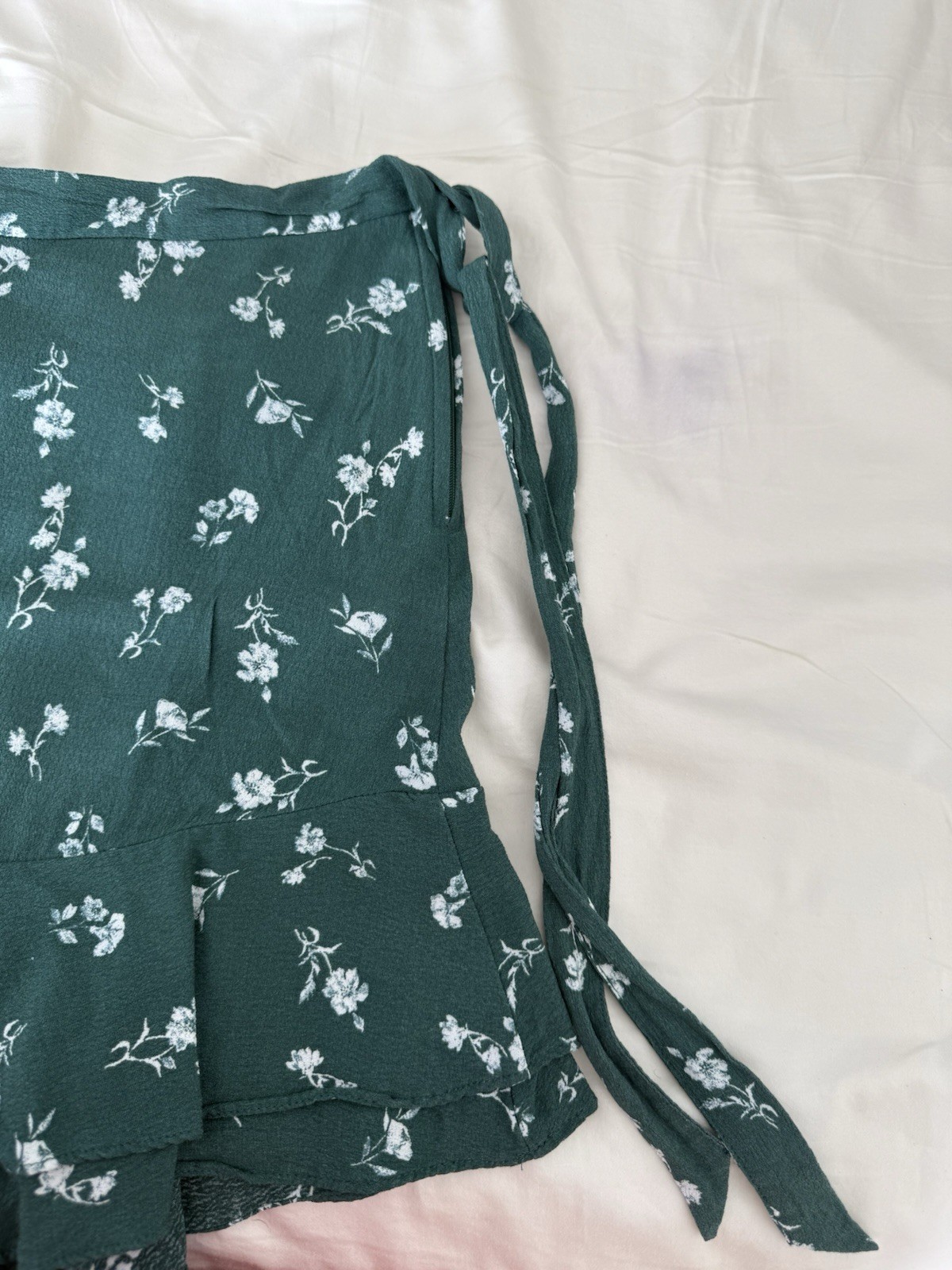 GB Women’s Green & White Floral Wrap Short Skirt Lined Ruffle Hem Size L