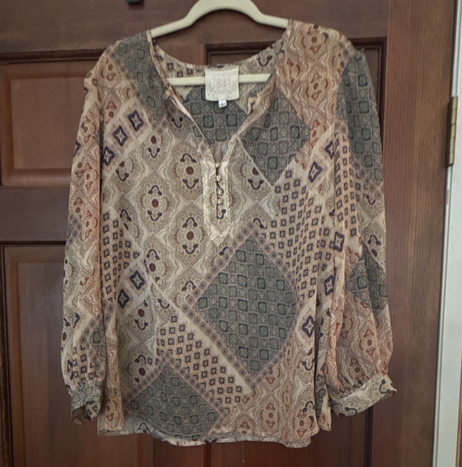 Johnny was Multicolor Geometric V-Neck Button Front 3/4 Roll Tab Blouse, L