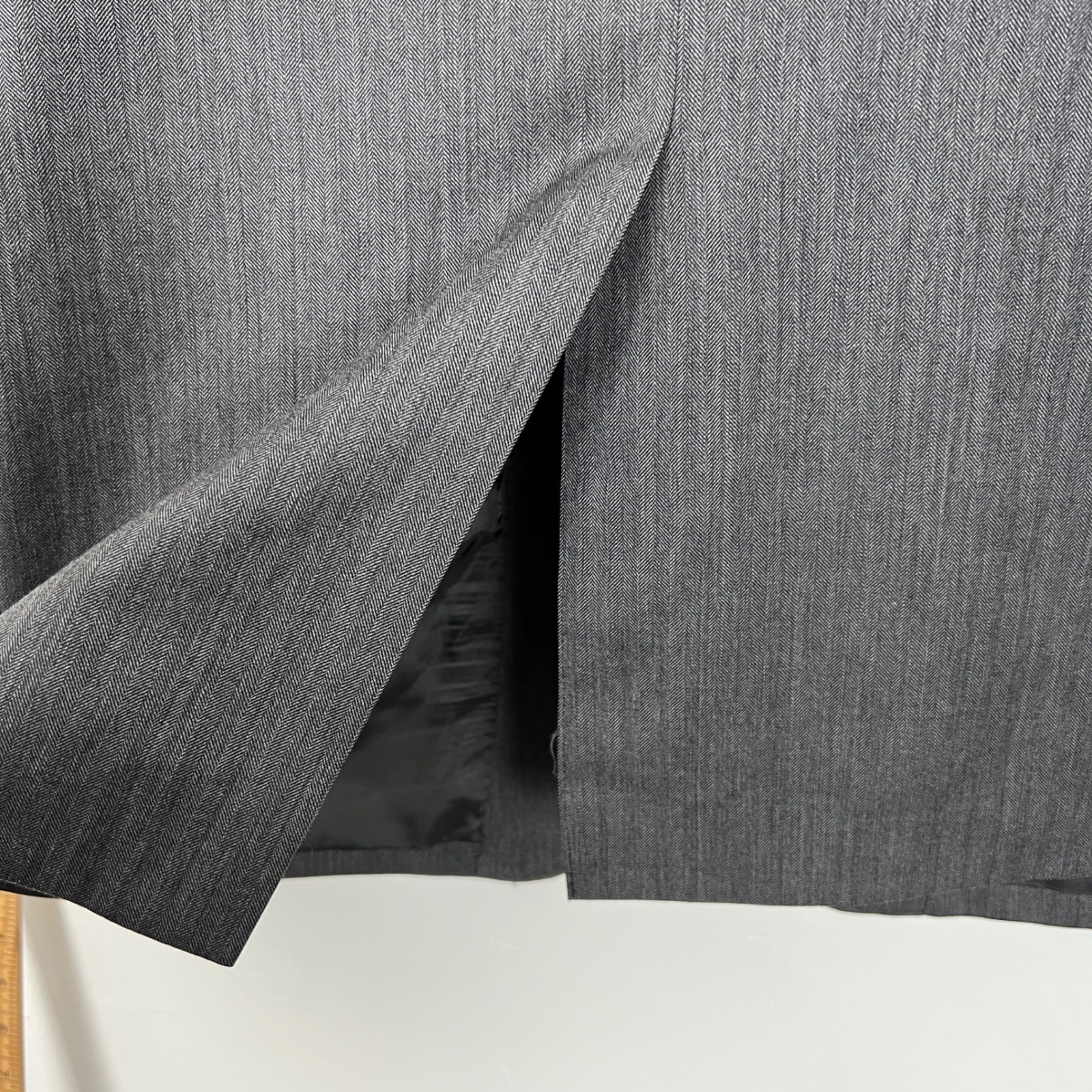Jos A Bank Mens Charcoal Gray Herringbone Suit 2 Piece 2 Button Jacket Pants L40