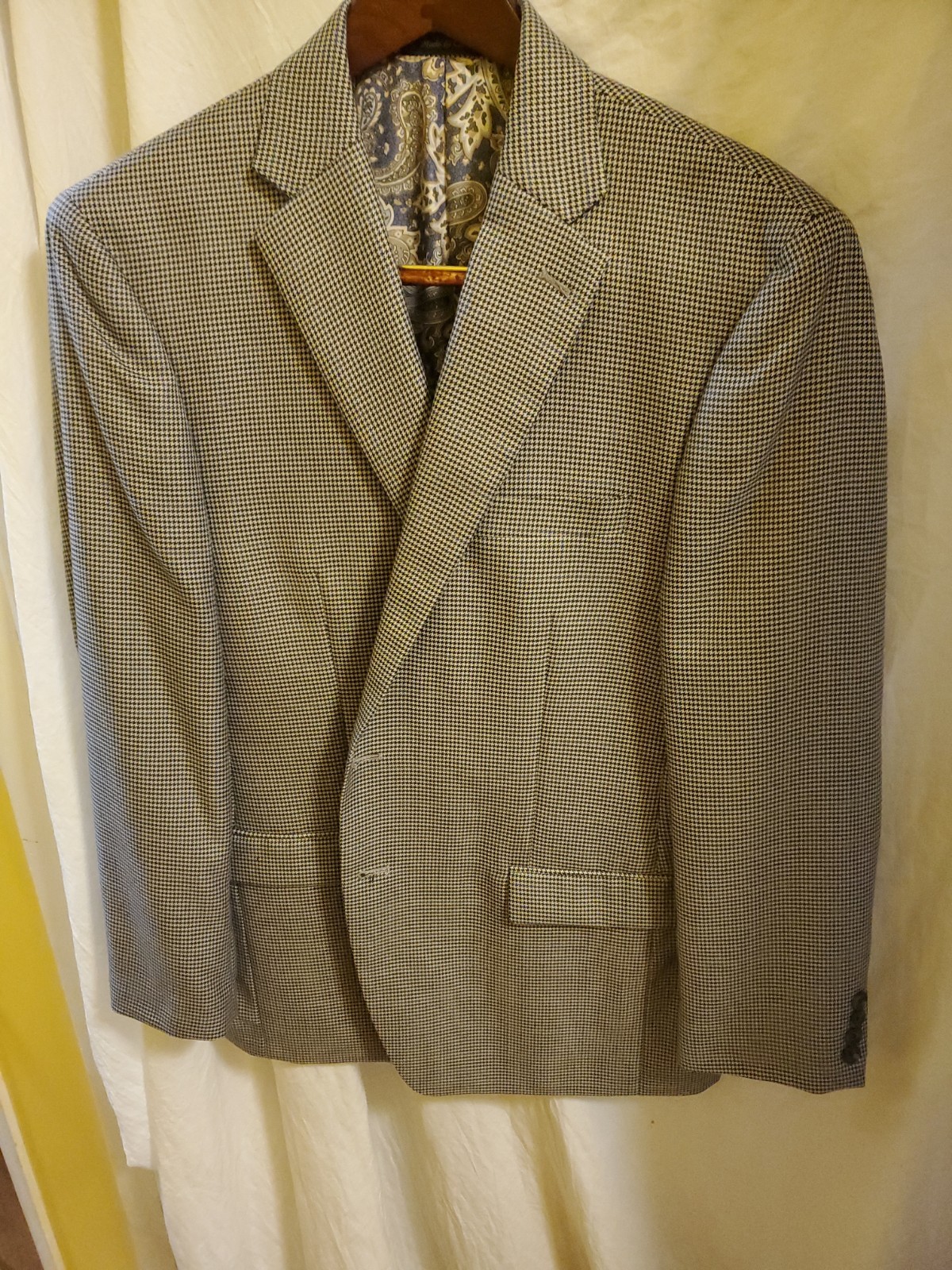 Ralph Lauren Men’s Sport Coat Size 42 R. Grey Herringbone With A Blue Accent.