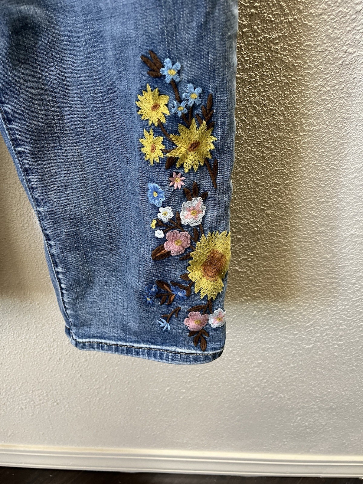 NWT Flamingals Light Blue Floral Embroidered Women’s Denim Jacket Pants, Medium