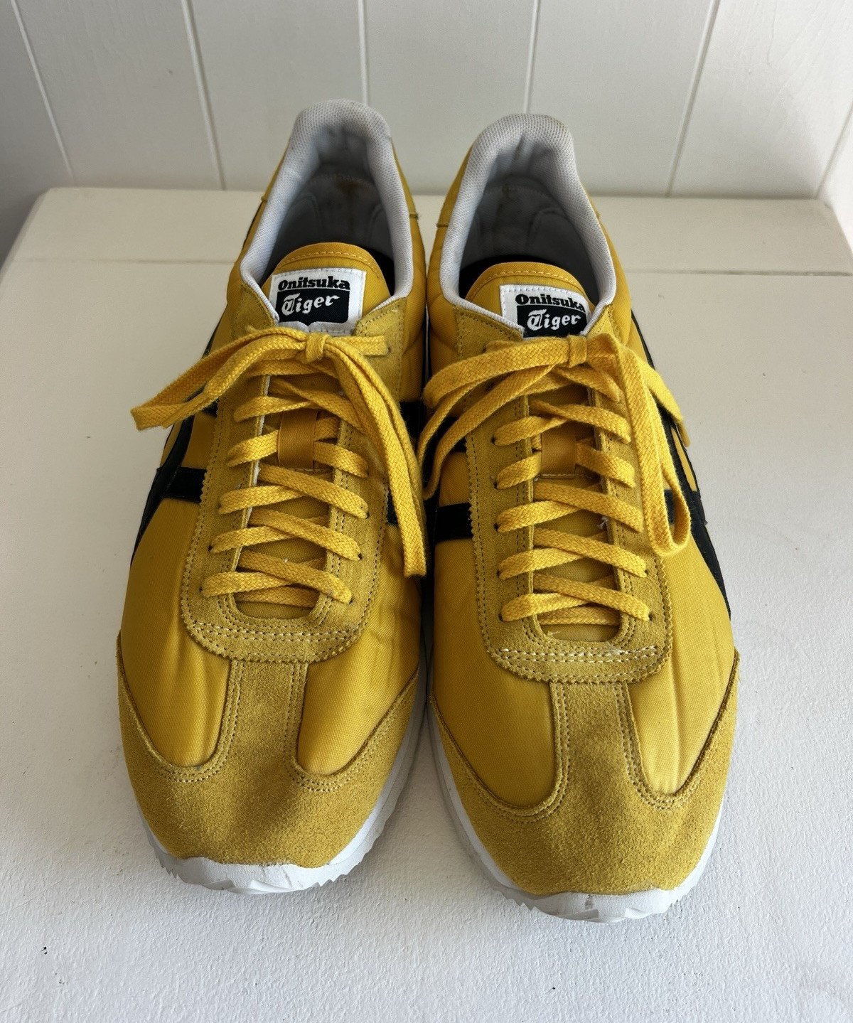 Men’s Onitsuka Tiger Yellow/Black Low Top Lace-Up Solid Athletic Sneakers D437N