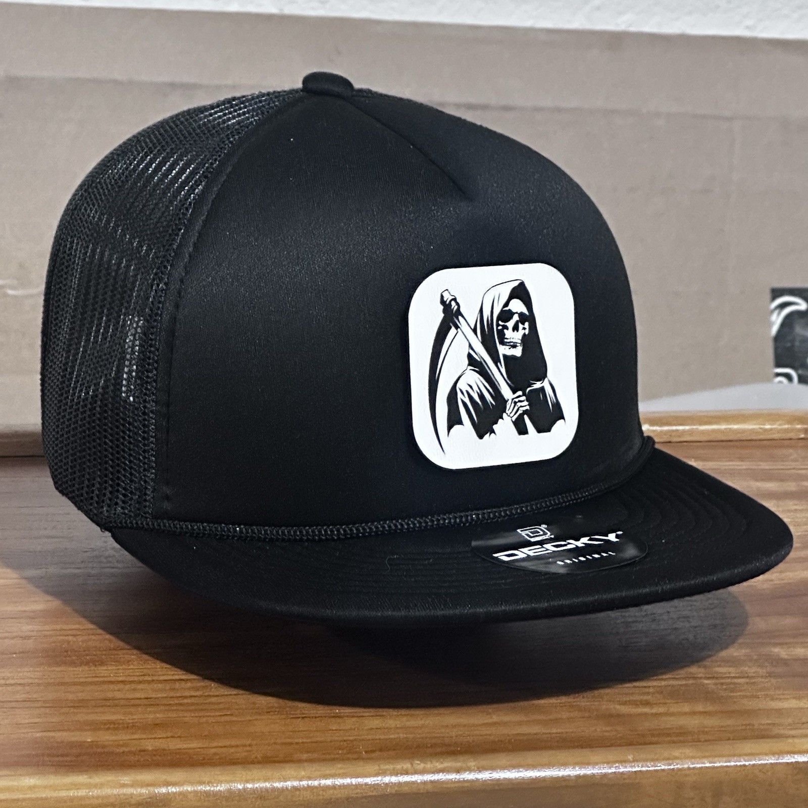 Decky Hats La Santa Muerte Grim Reaper (Trucker Hat Unisex – Foam Black Hat