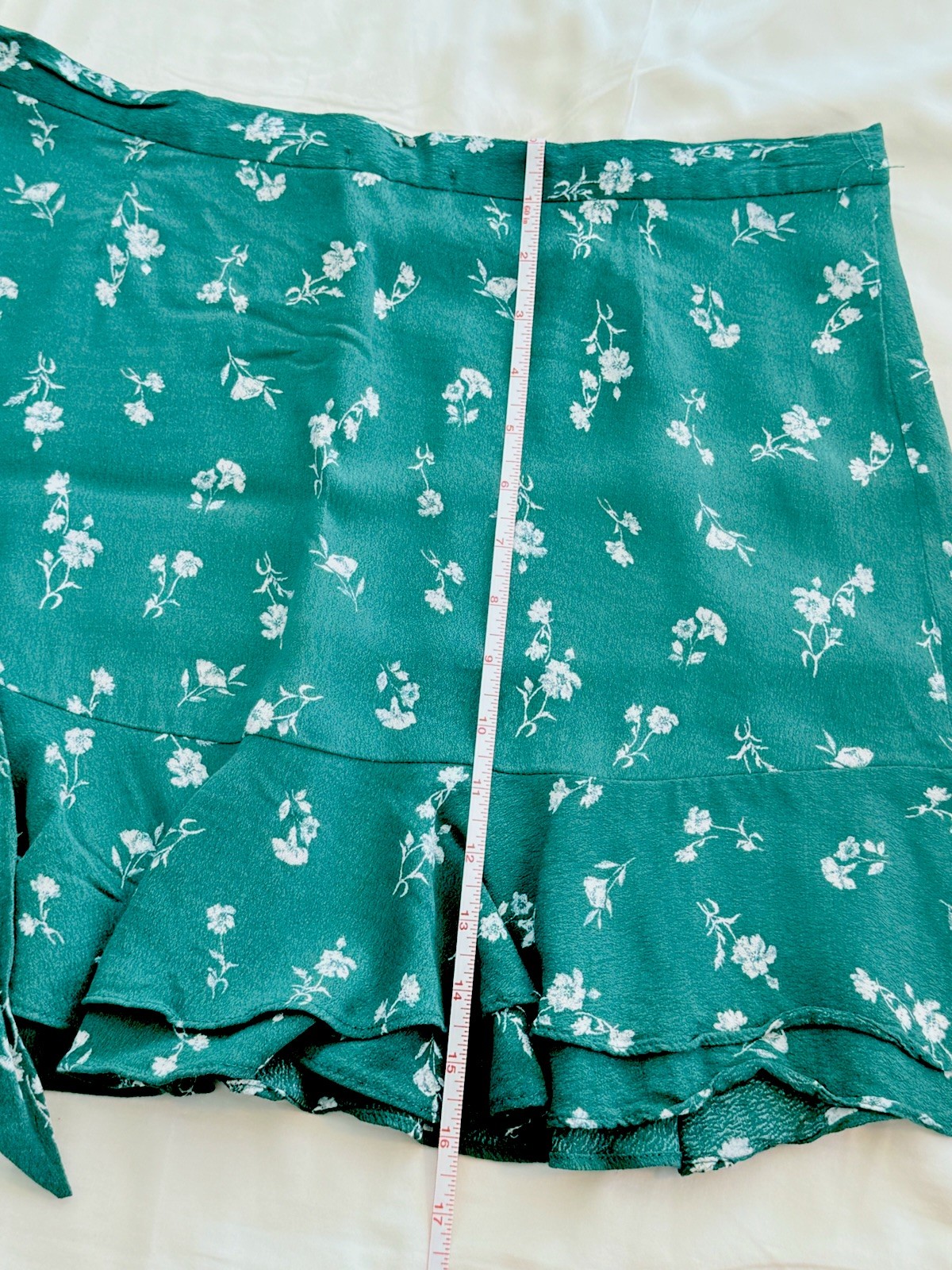 GB Women’s Green & White Floral Wrap Short Skirt Lined Ruffle Hem Size L