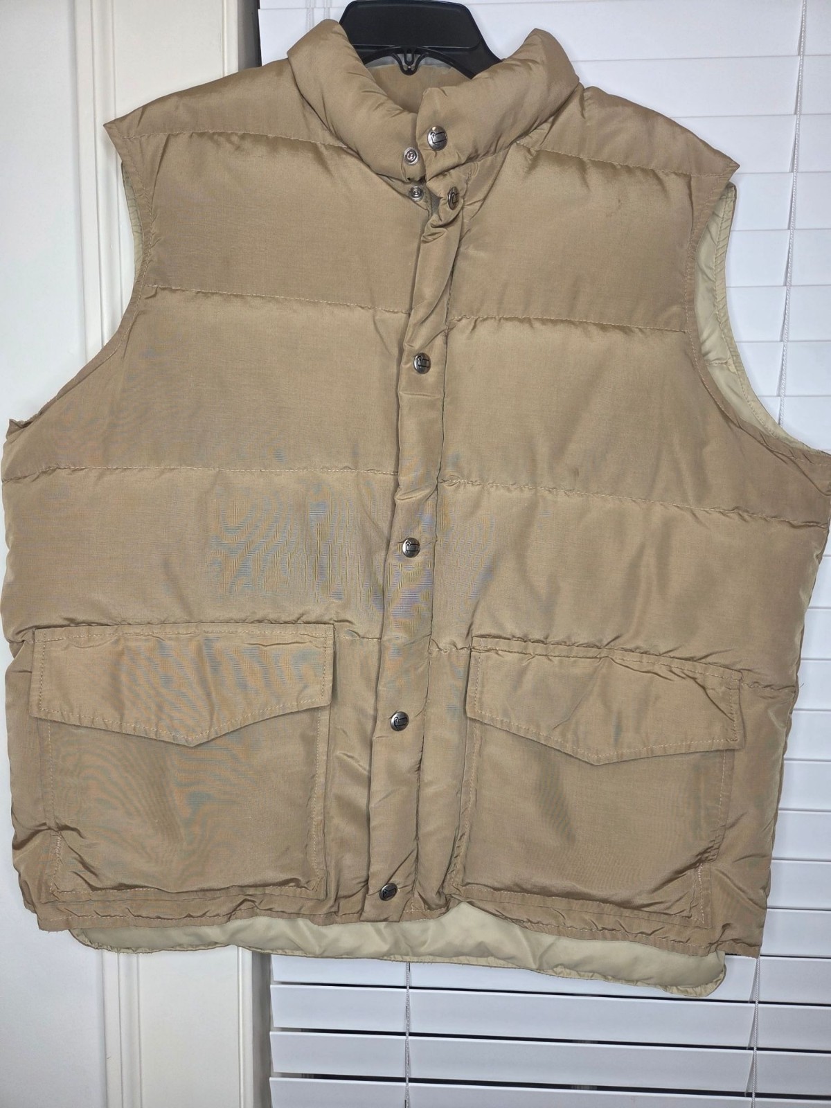 VTG Mens Woolrich Down Puffer Vest M Tan zip/snap Front Cargo Pockets Cabin core
