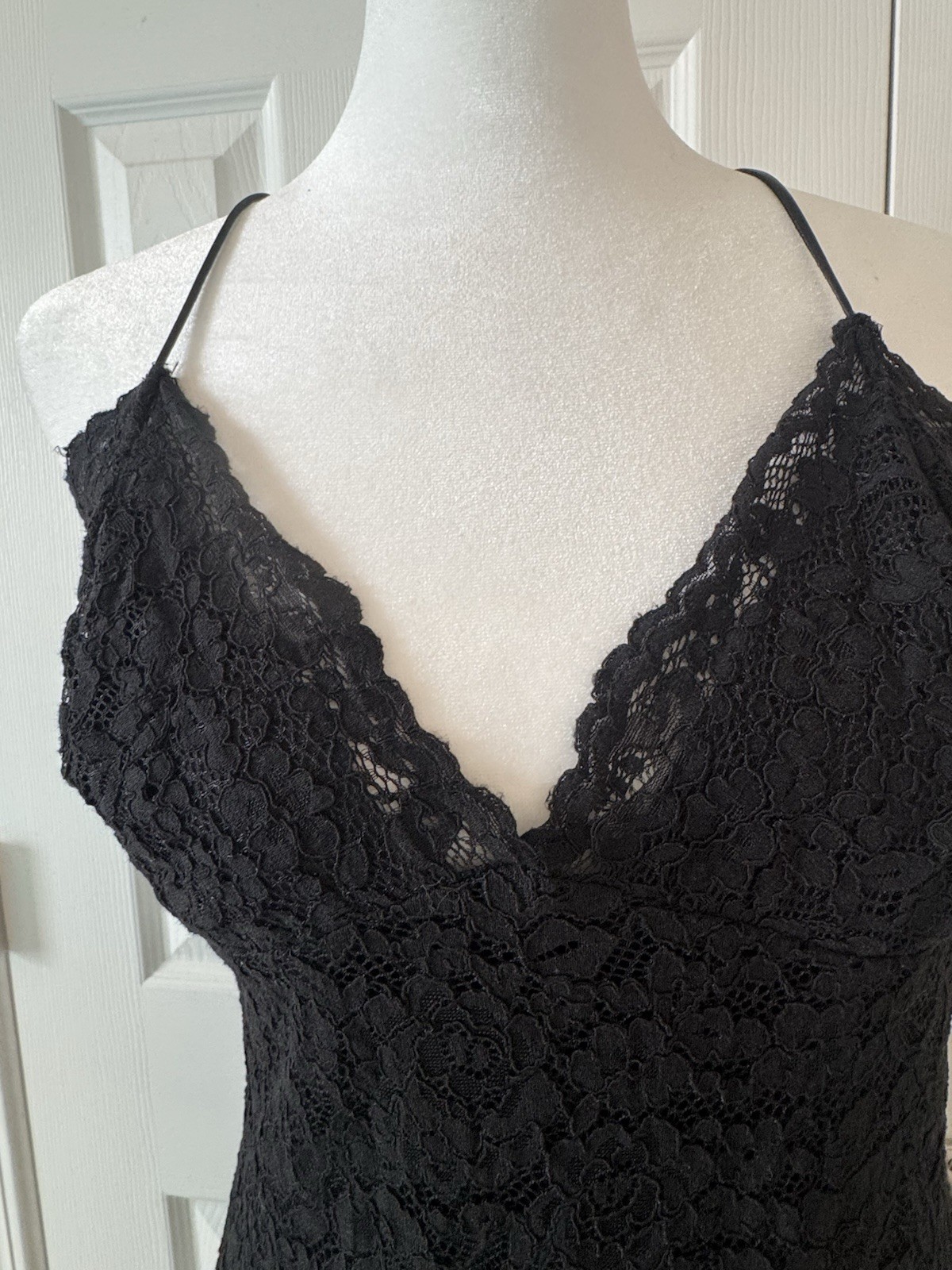 Express NWT Lace Dress Size Medium Elegant V-Neck Adjustable Strap Midi Dress