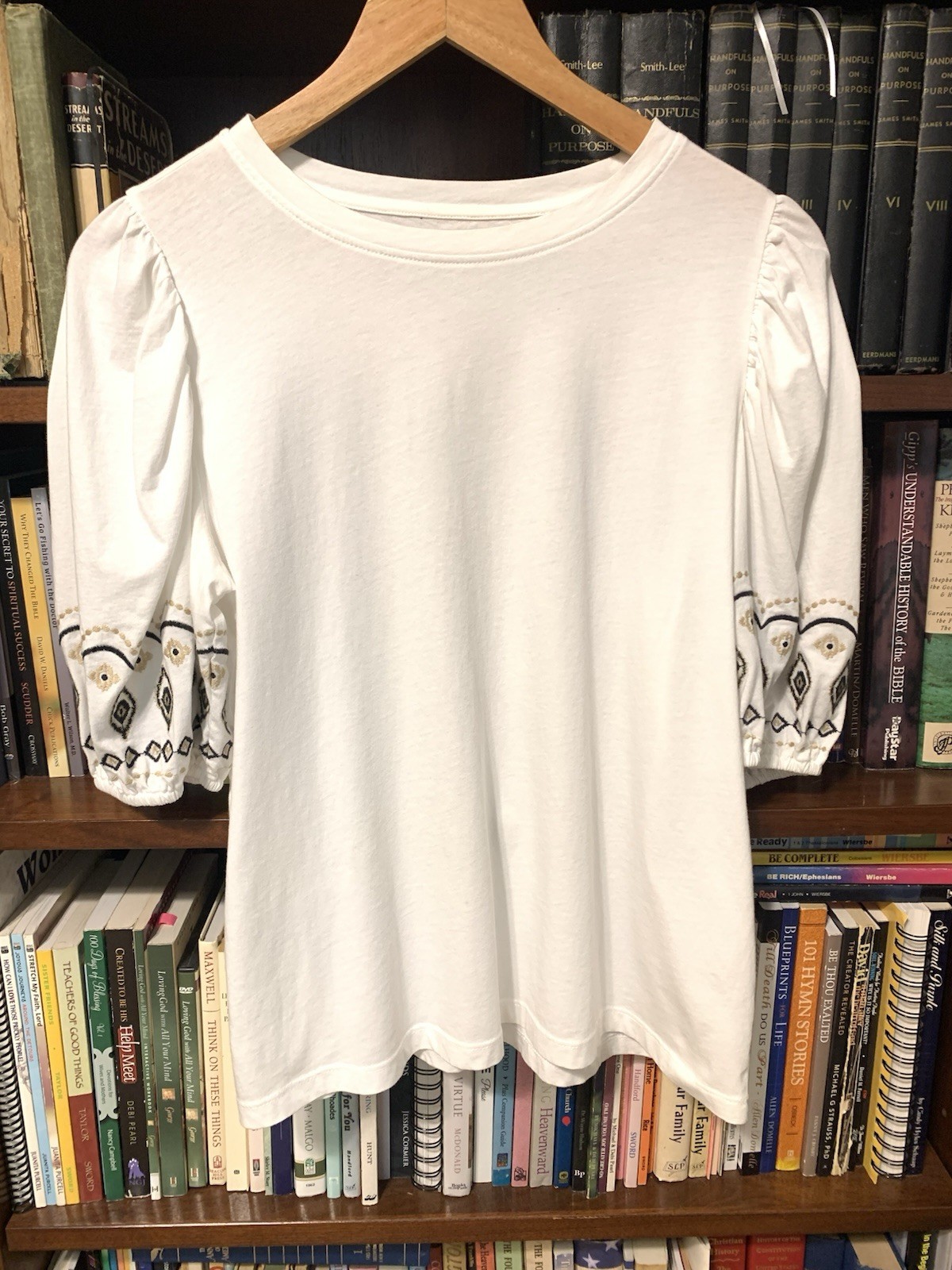 Loft Medium White T-Shirt / Embroidered Sleeves / Jersey Knit Puff Sleeve Blouse