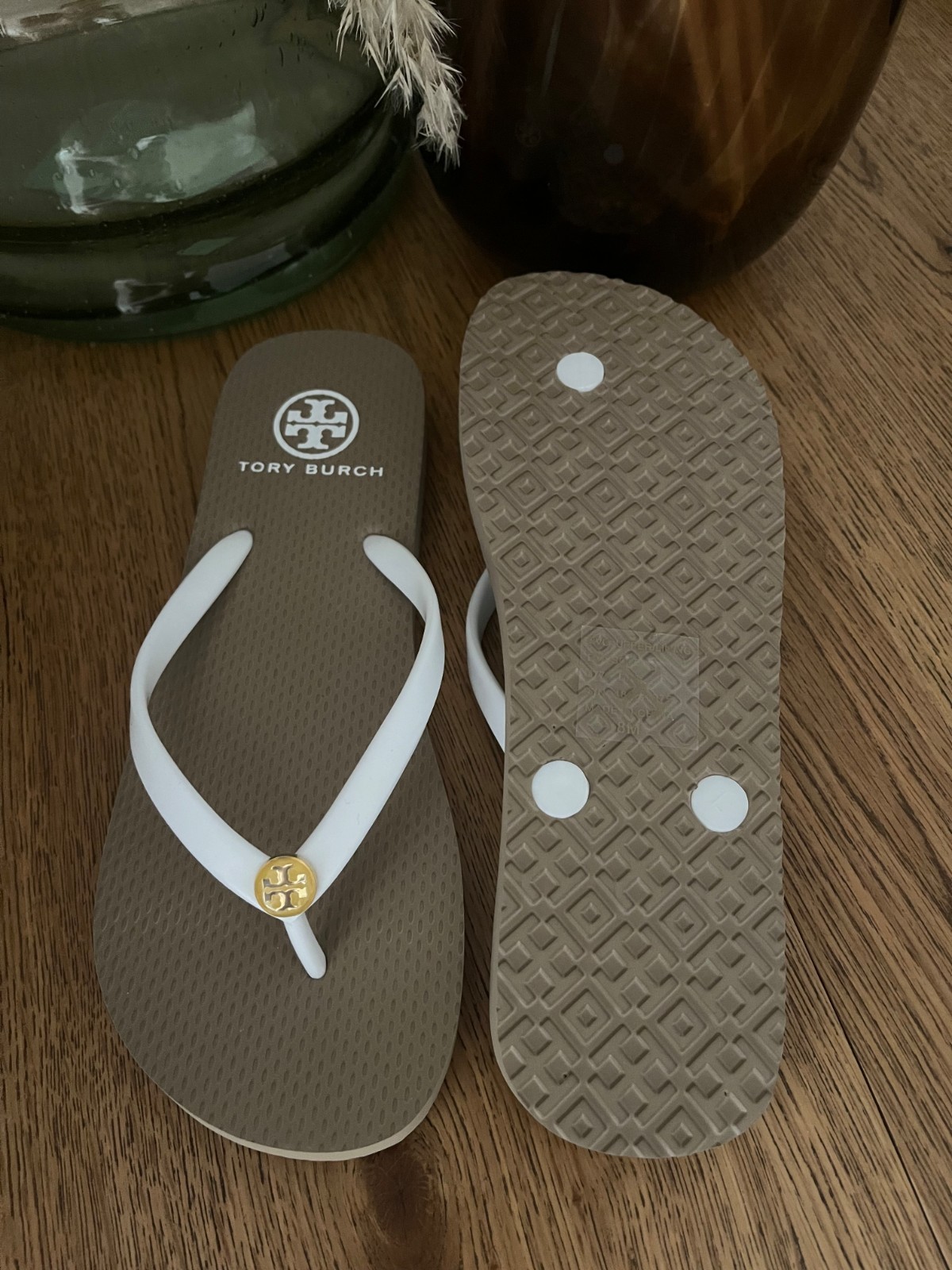 TORY BURCH Flip Flops 8 US Tan White Classic Summer Beach Rubber Sandals