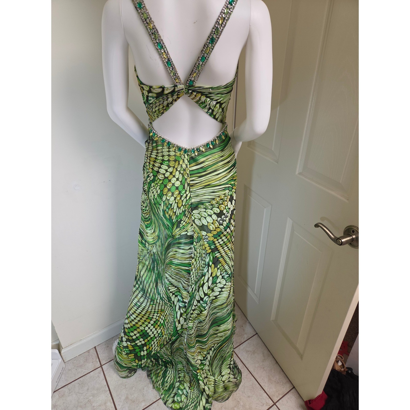 Mori Lee Madeline Gardner Green Silk Beaded Keyhole Formal Gown Dress Size 1/2