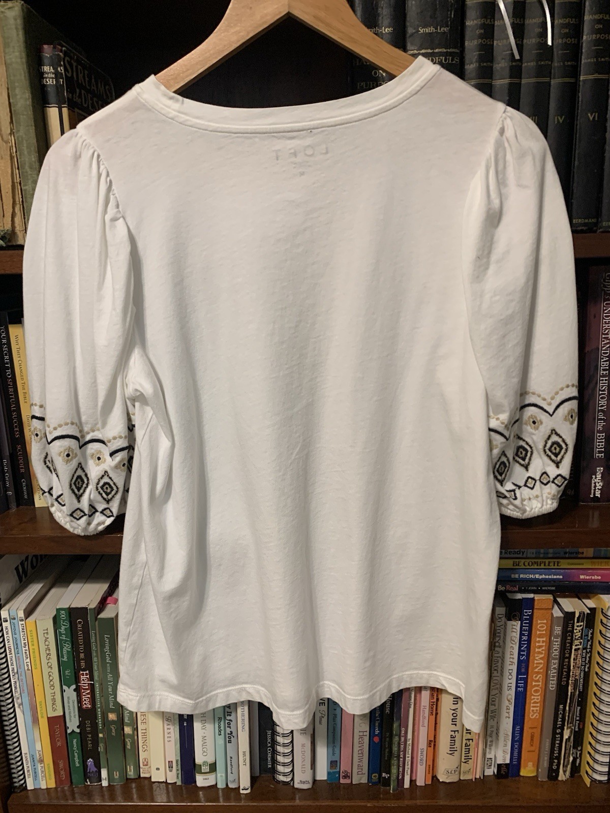 Loft Medium White T-Shirt / Embroidered Sleeves / Jersey Knit Puff Sleeve Blouse