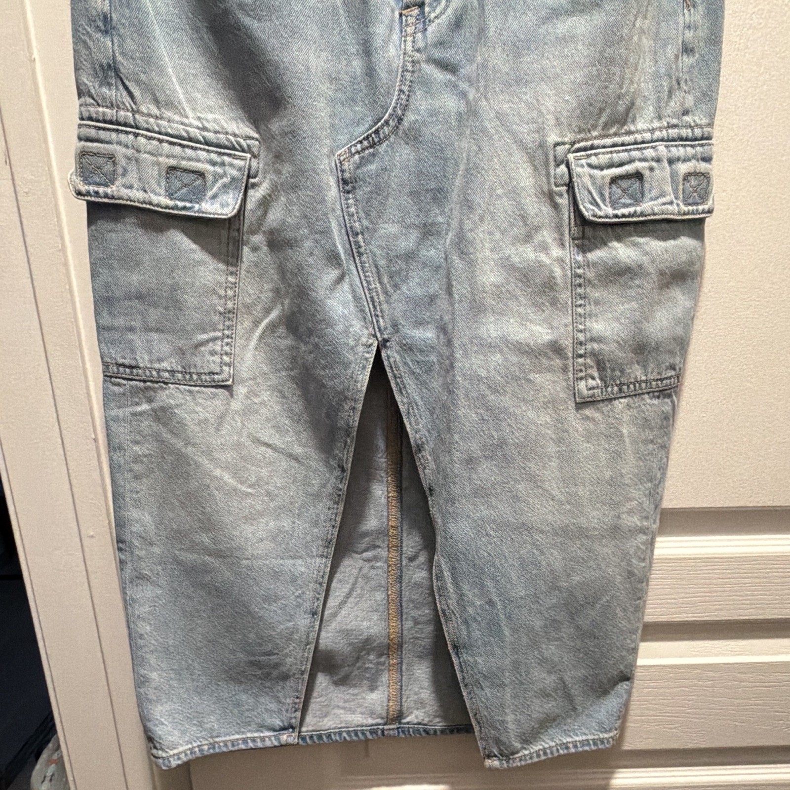 American Eagle Outfitters Light Wash Blue Relaxed Fit Cargo Denim Jeans M