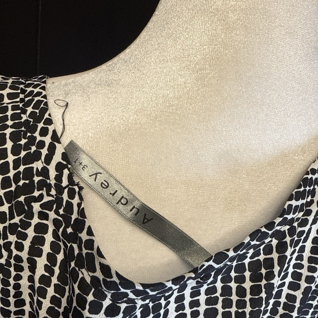 Audrey 3+1 Black & White Geometric Sleeveless Blouse | Minimalist