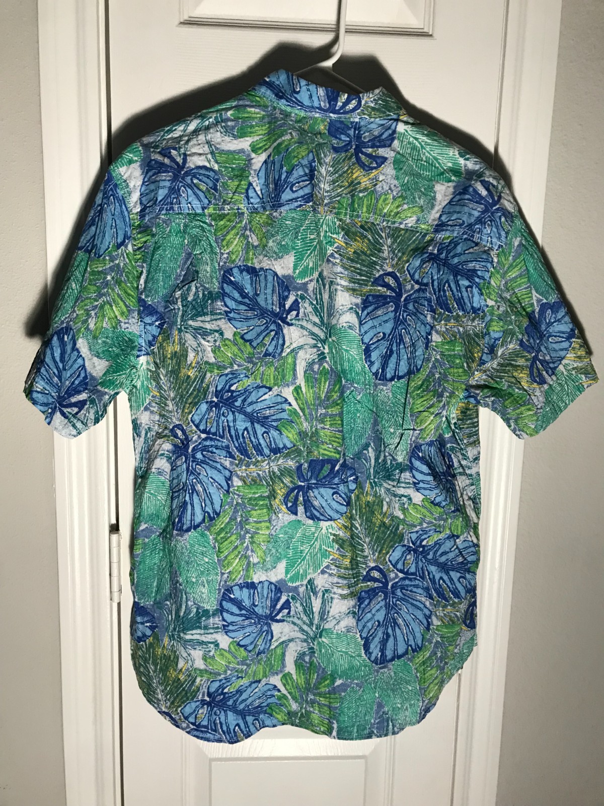 Tommy Bahama: 99% COTTON/ 1% SPANDEX SHORT SLEEVE GREEN/BLUE/WHITE: MEN MEDIUM