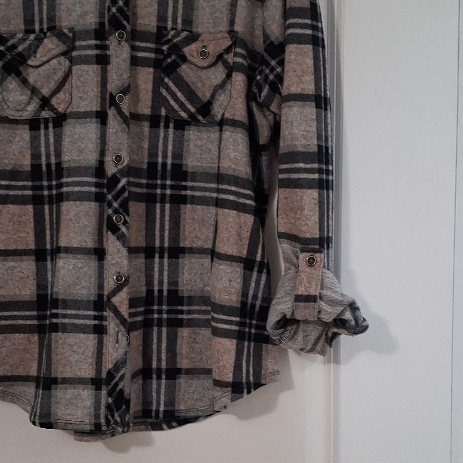 (28) Vanity Women’s Gray, Pink, & Black Plaid Flannel Collared Pockets L