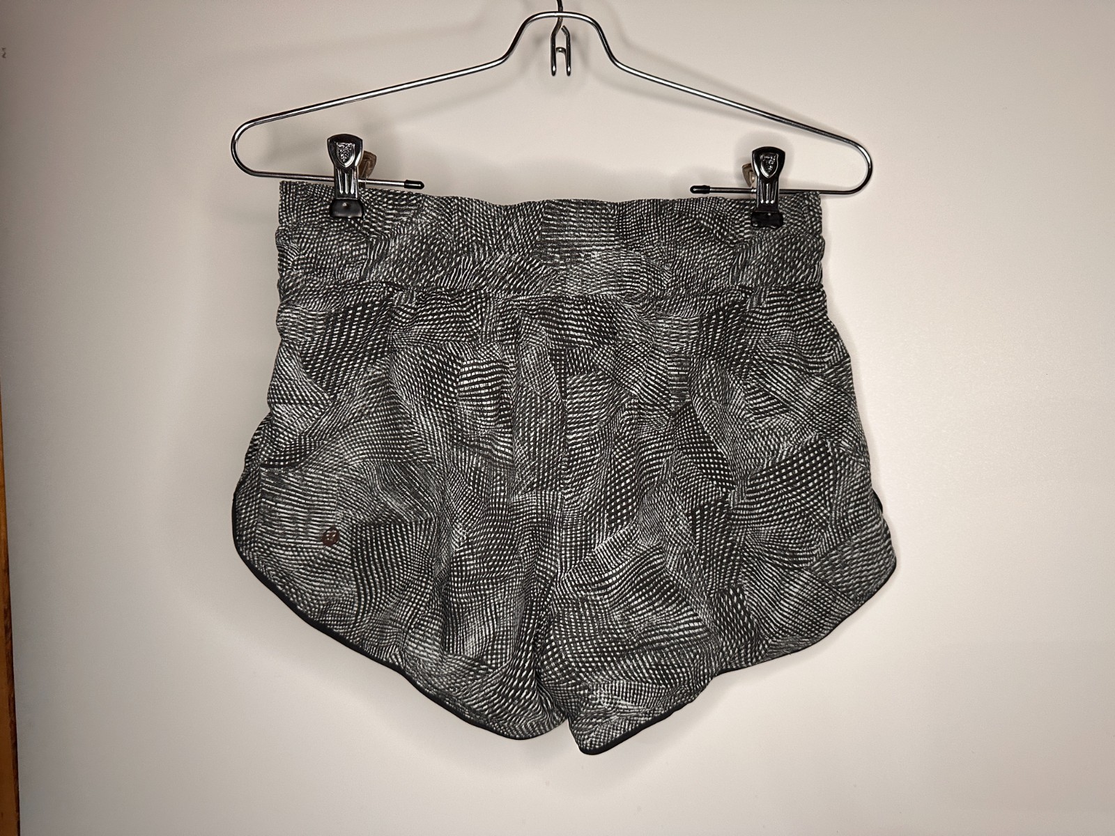 Lululemon Choose a Side Short Reversible 3″ Black Gray Shorts Women Size 4