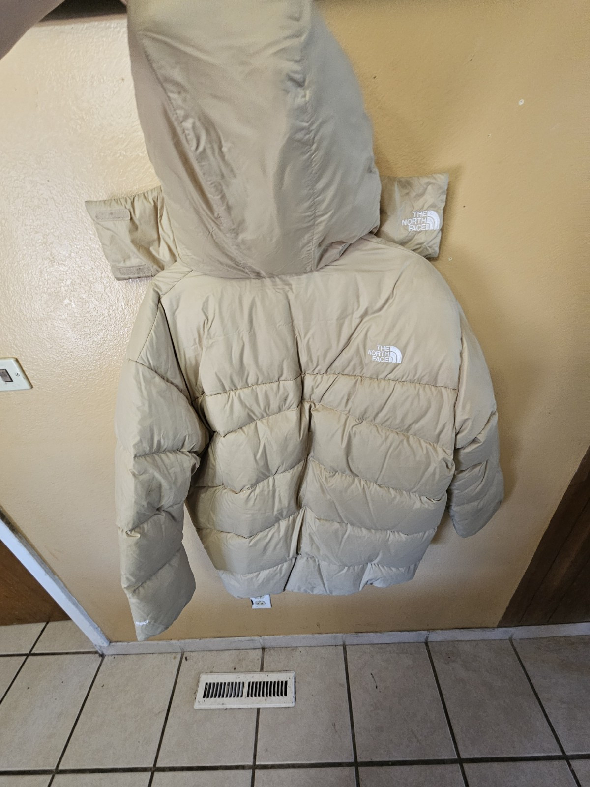 The North Face Hooded Jacket Women M Puffer 550 New With Tags Cream Color CC1