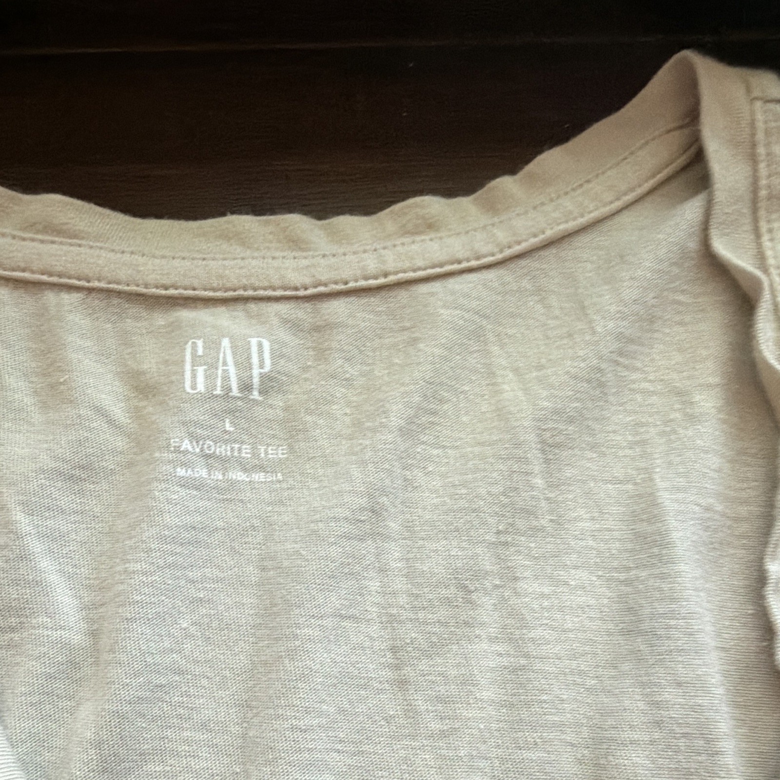 Gap Women’s Maternity L Beige Solid V-Neck Short Sleeve Cotton Knit Tee Logo