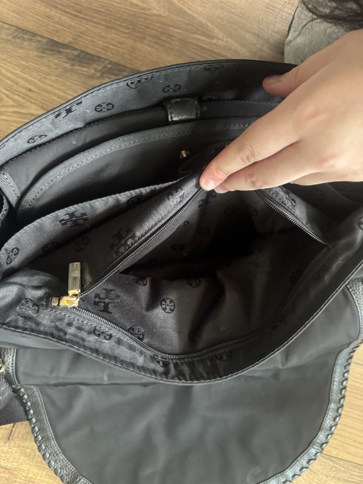 Tory Burch Black Medium Shoulder Bag Magnetic Flap Zip Pockets Gold Logo