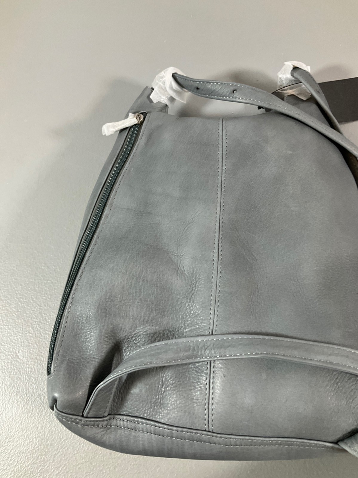 Le Donne Unisex Leather Sling Backpack – Adjustable, Secure Zip Grey
