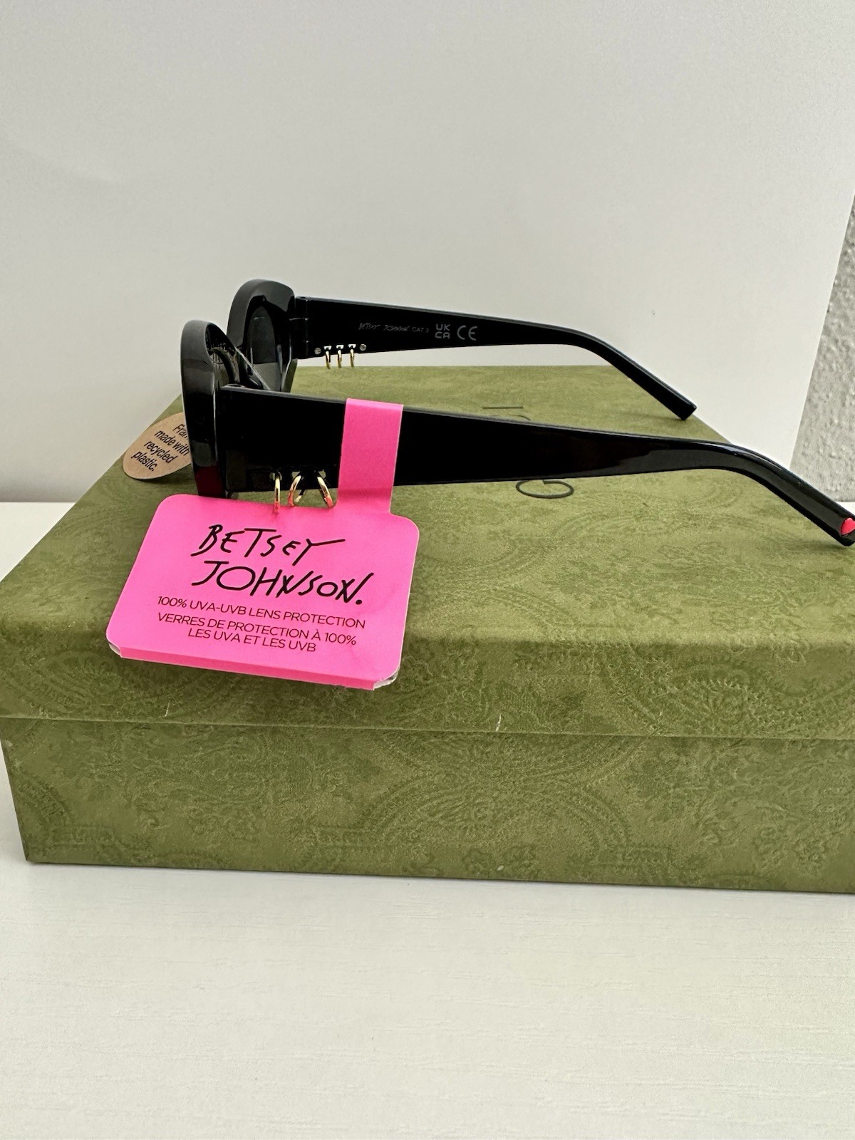 Betsey Johnson Black Oval Sunglasses Gold Detail Retro Y2K UV400