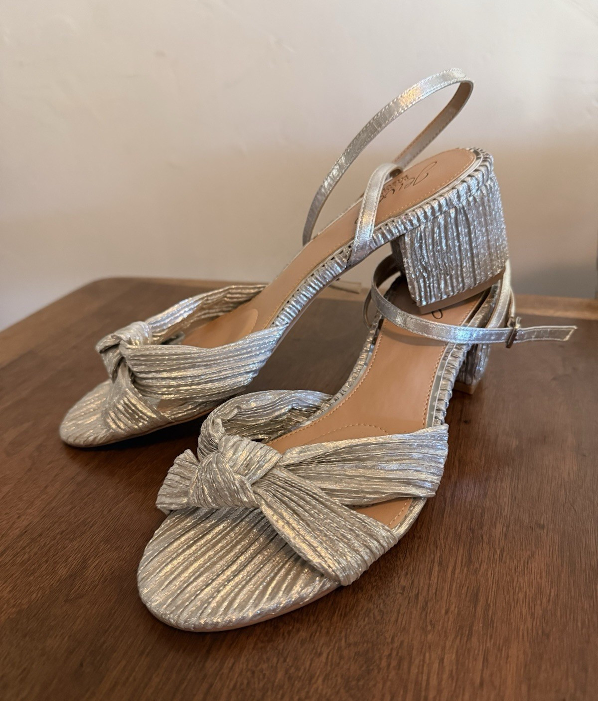 Jewel Badgley Mischka Women’s Silver Strappy Ankle Strap Bow Heels US 9