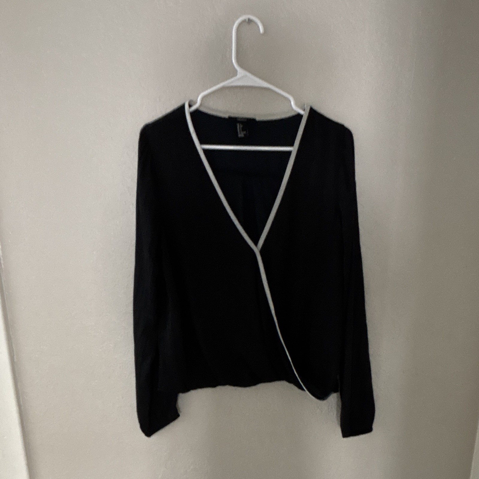 FOREVER 21 Black Solid Wrap V-Neck Long Sleeve Chiffon Blouse Polyester L