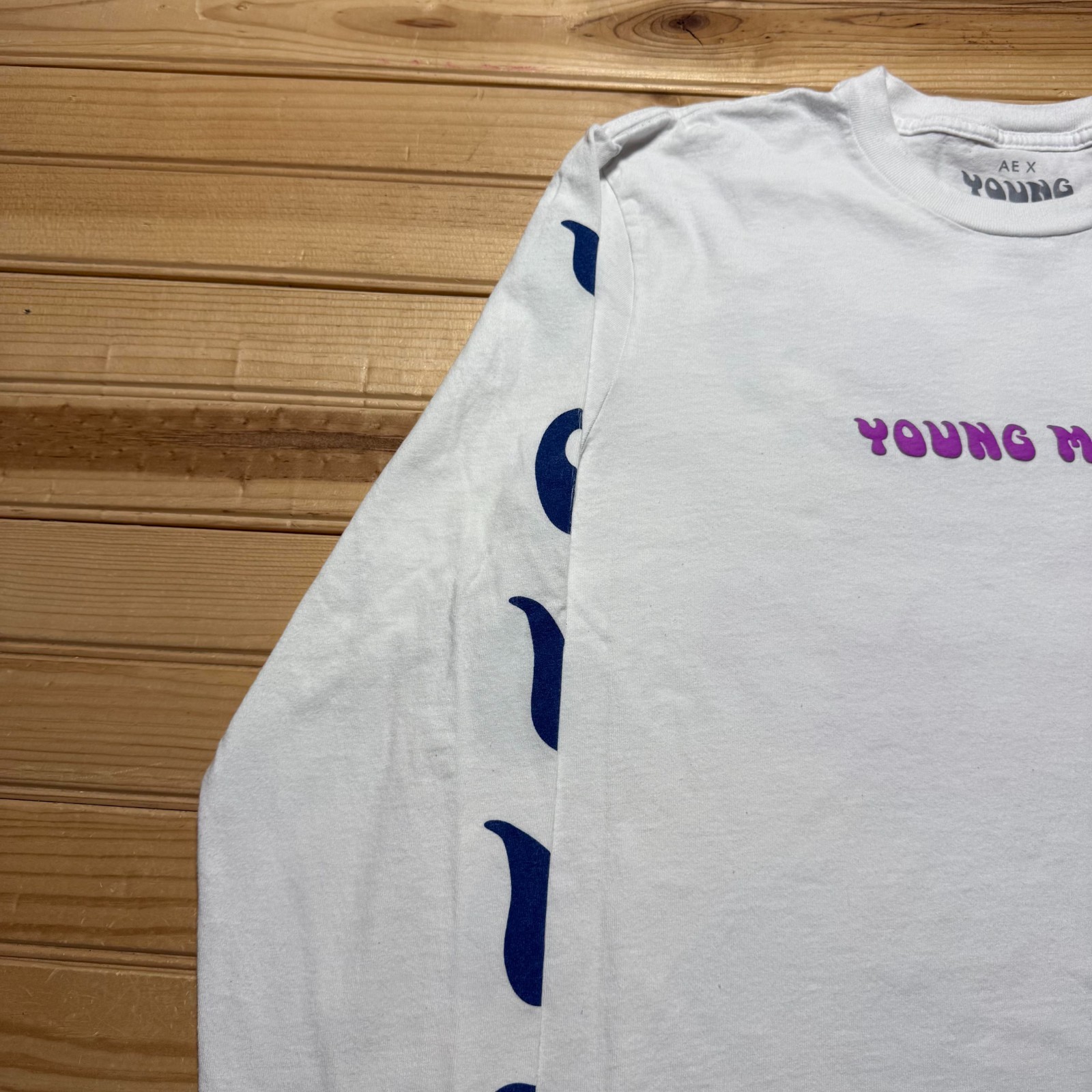 American Eagle x Young Money World Globe Long Sleeve Graphic T-Shirt – Medium