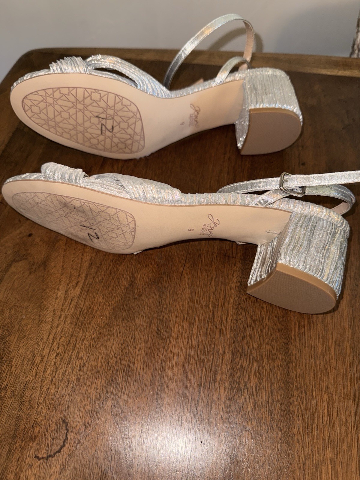 Jewel Badgley Mischka Women’s Silver Strappy Ankle Strap Bow Heels US 9