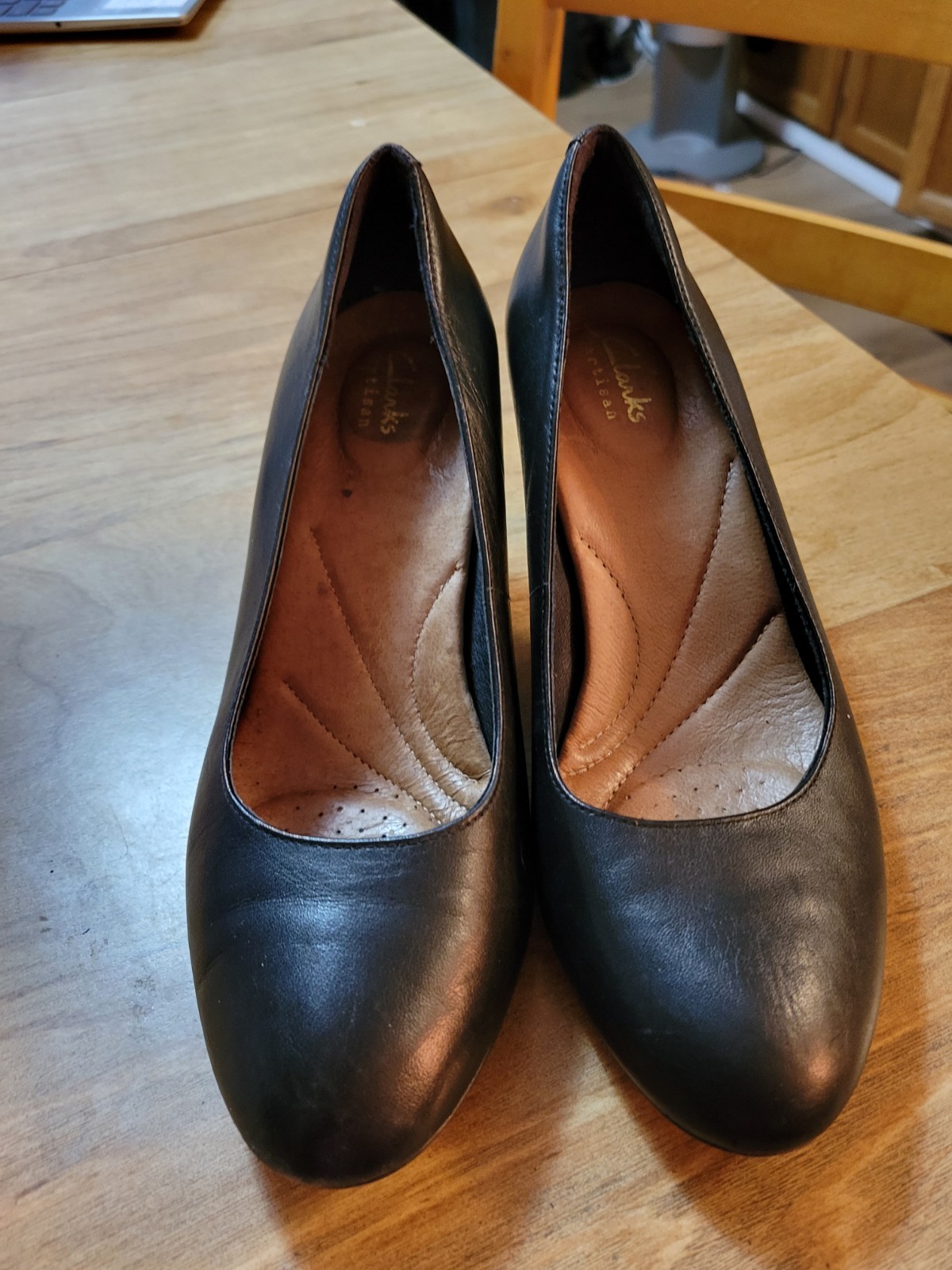 Black Leather 2.25″ Heeled Pump By CLARKS Artisan sz 7.5. Very Clean Condtn