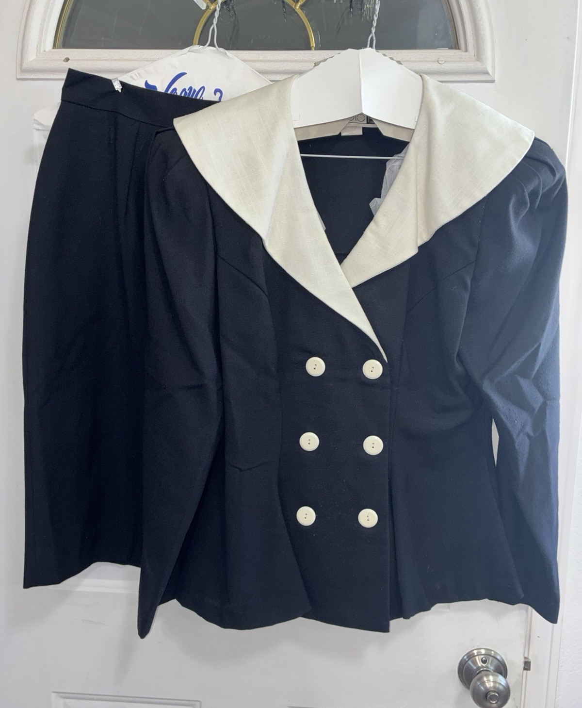 STUDIO E 2-Piece Black & White Skirt Suit Rayon Peak Lapel 4-Button 9/10