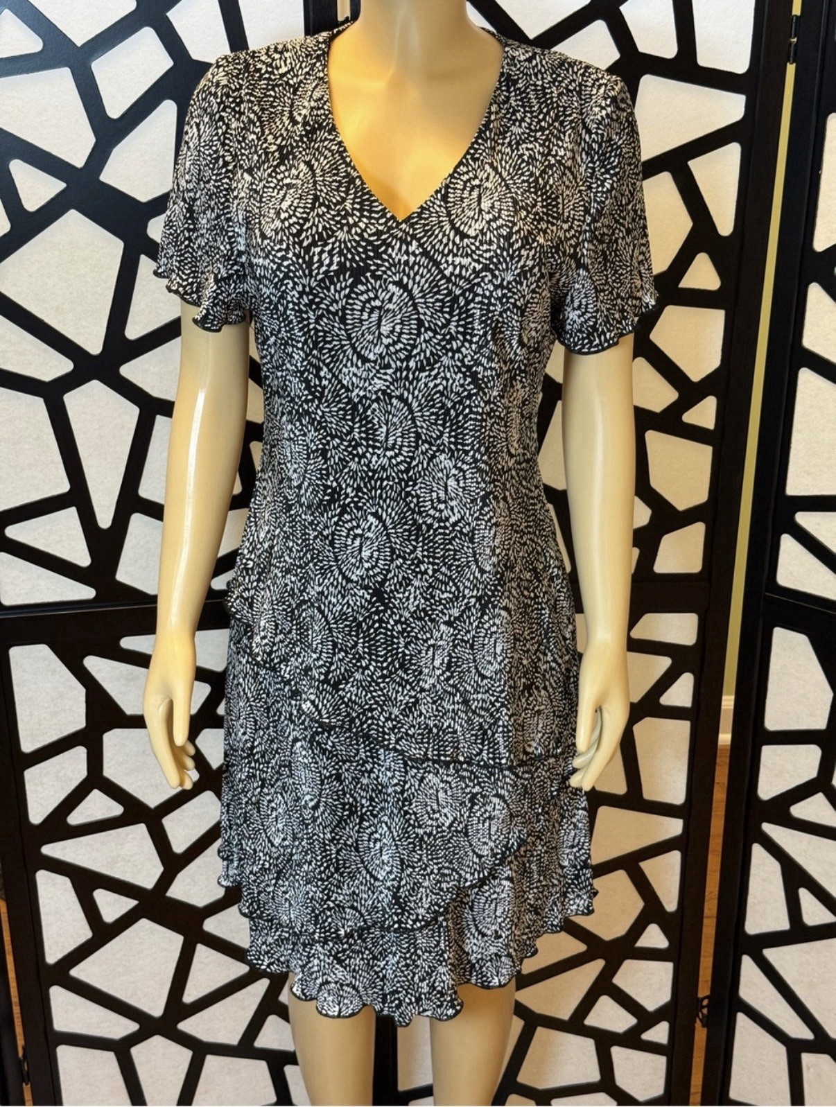Studio Connection Black/White Floral V-Neck Short Sleeve Pencil Dress 12