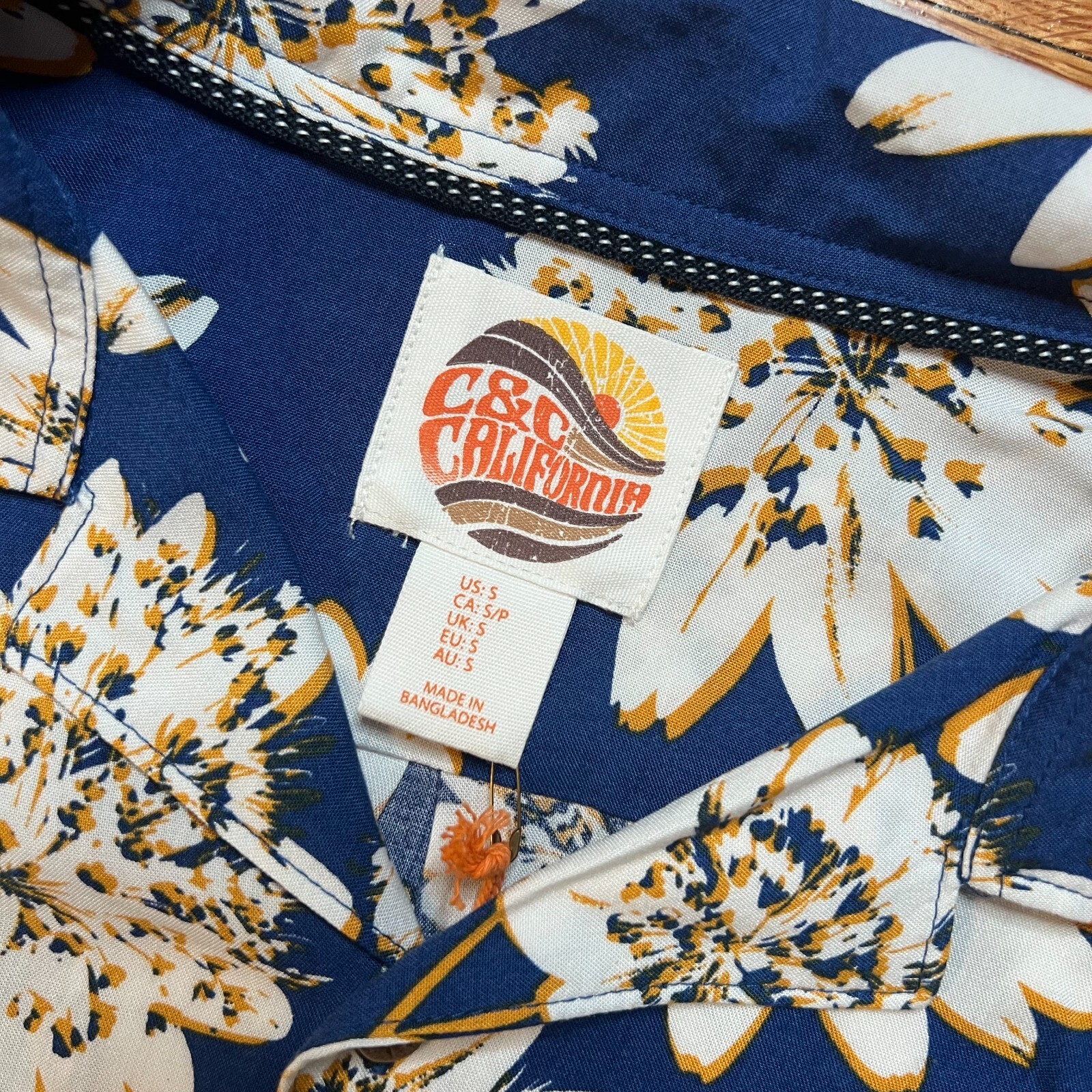 C & C California Short Sleeve Button Down Shirt Floral NWT – Size S – Blue