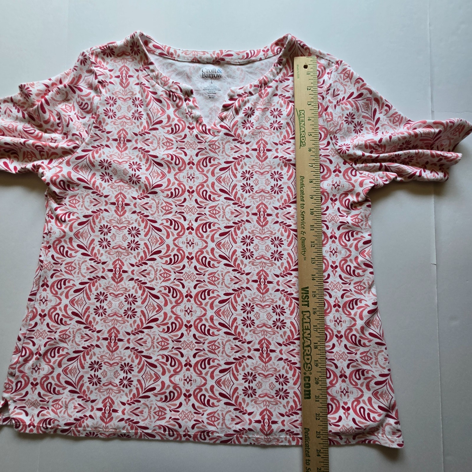 croft & barrow pink small print short sleeve tee w/ split v neck L