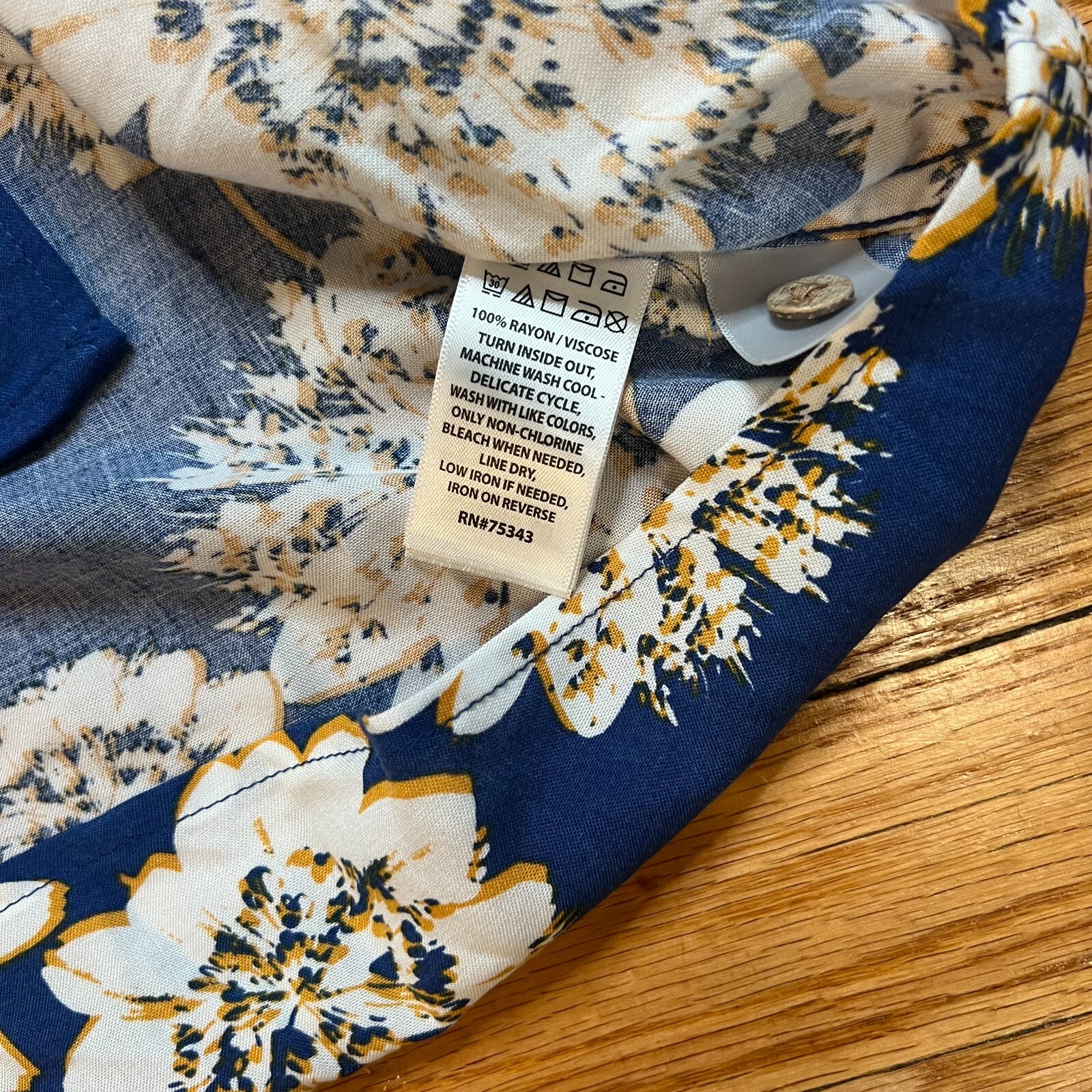 C & C California Short Sleeve Button Down Shirt Floral NWT – Size S – Blue