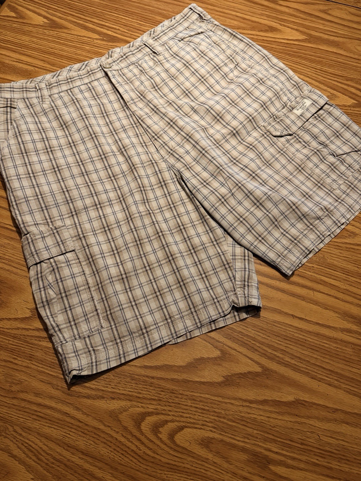Wrangler Men’s Beige/Blue Plaid Cotton Cargo Shorts Flat Front Button Pockets