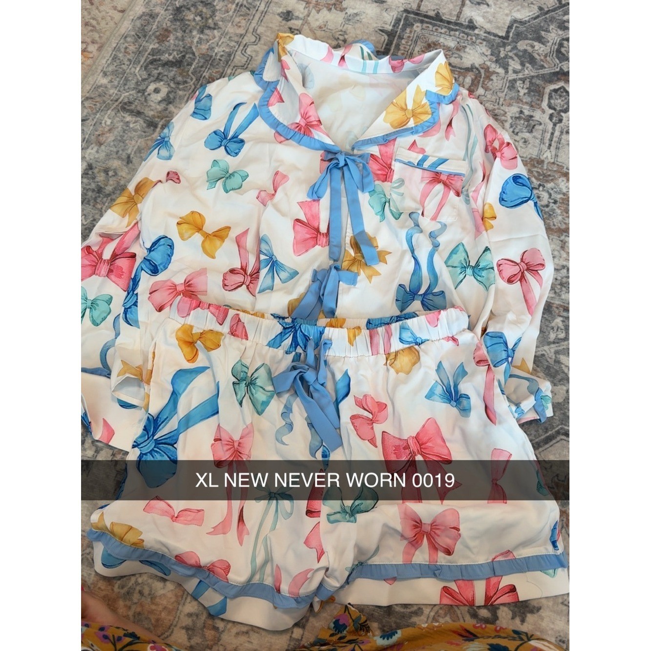 Source Unknown White Bow-Print Pajama Set with Blue Trim