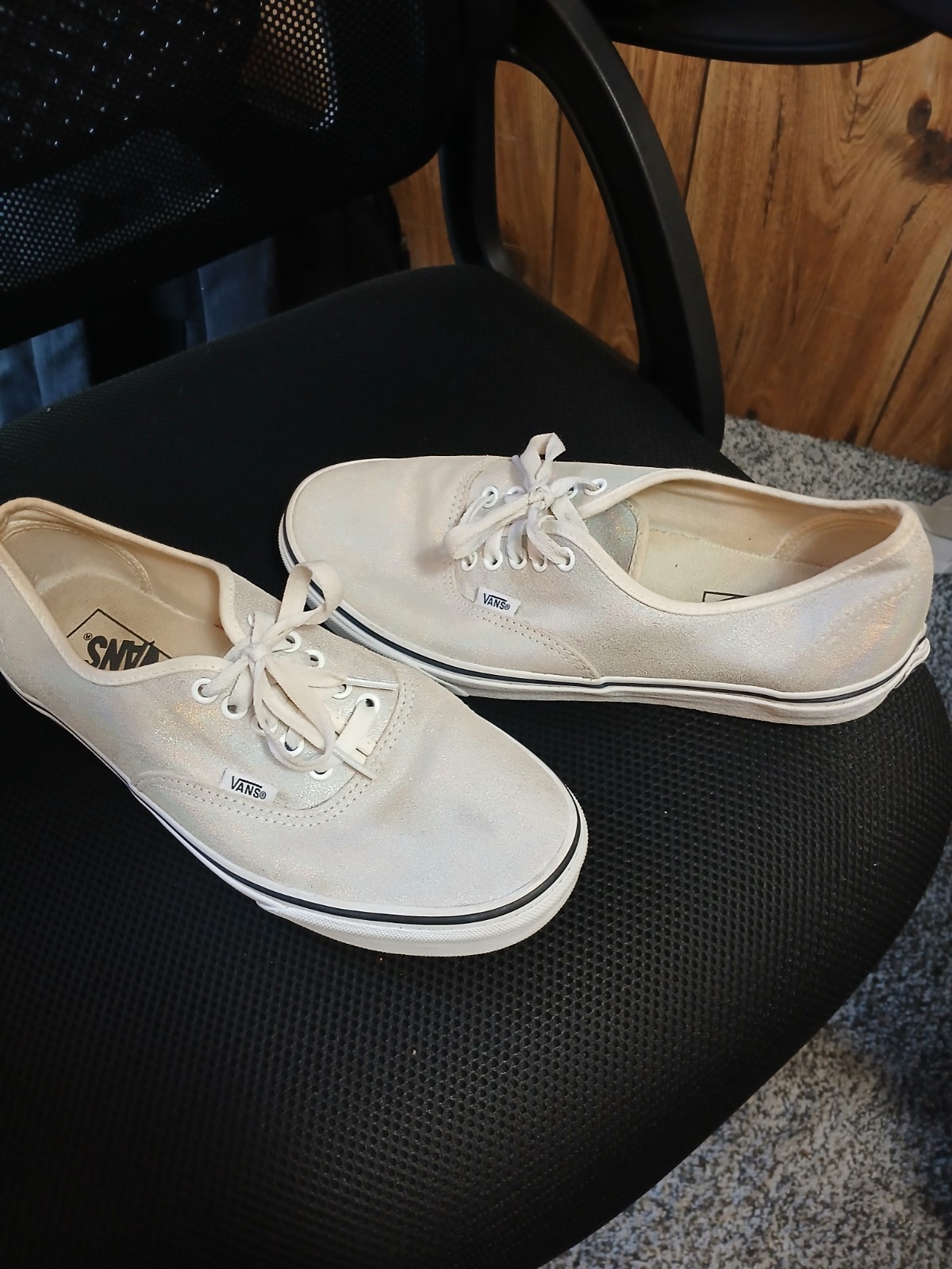 VANS Men’s White Canvas Lace Up Casual Sneakers US Size 8.5 or women’s size 10