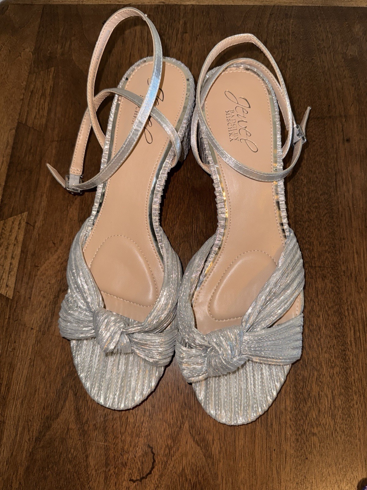 Jewel Badgley Mischka Women’s Silver Strappy Ankle Strap Bow Heels US 9