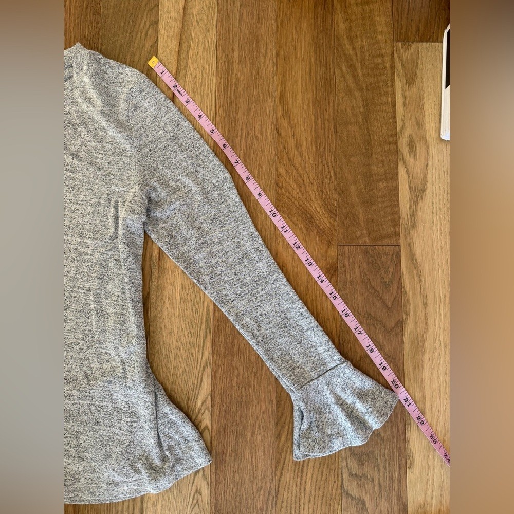 🤍 Gap Gray Long Sleeve Bell Cuff Top 🤍Women’s Size XS