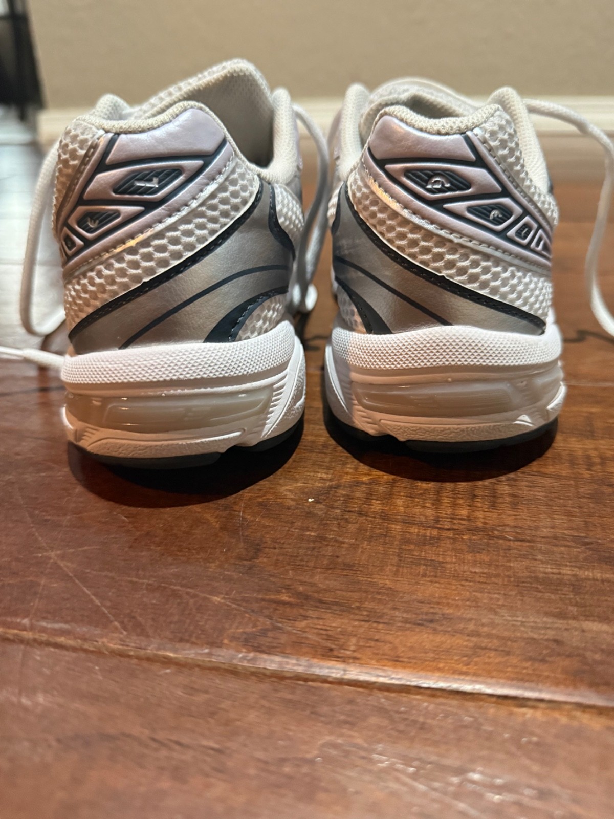 ASIC gel 1130 color is in faded ash rock size 7.5. Only worn once.